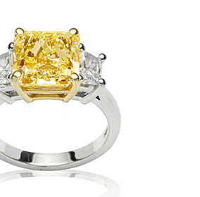 Diamond trilogy ring with white and yellow diamonds